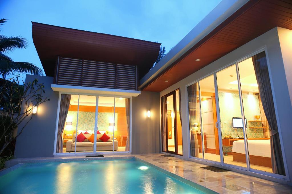 10 Nights in Thailand's Triple Center Holiday deal with Breakfast Basis, Starting From £1,399 pp