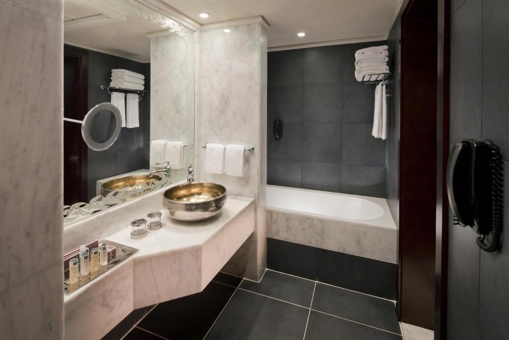 03 Nights Holiday Deal for Jumeirah Zabeel Saray with Superior Family Room, Starting from £ 2,299 Per Family