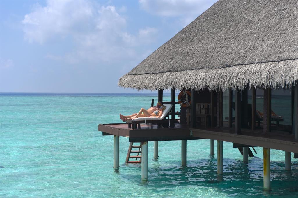 10 Nights Holiday Deal for Adaaran Club Rannalhi & Holiday Inn Singapore Atrium with Classic Ocean View Room, Starting from £ 2,099 PP