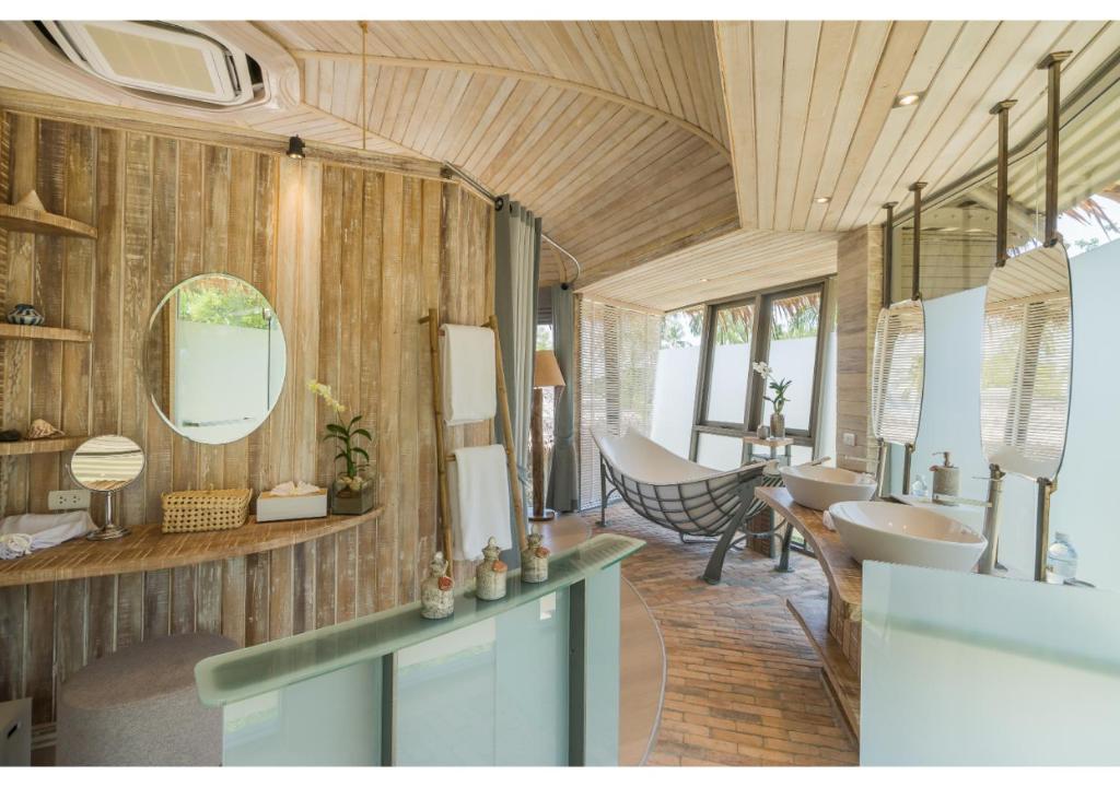 10 Nights in Thailand's Triple Center Holiday deal with Breakfast Basis, Starting From £1,399 pp