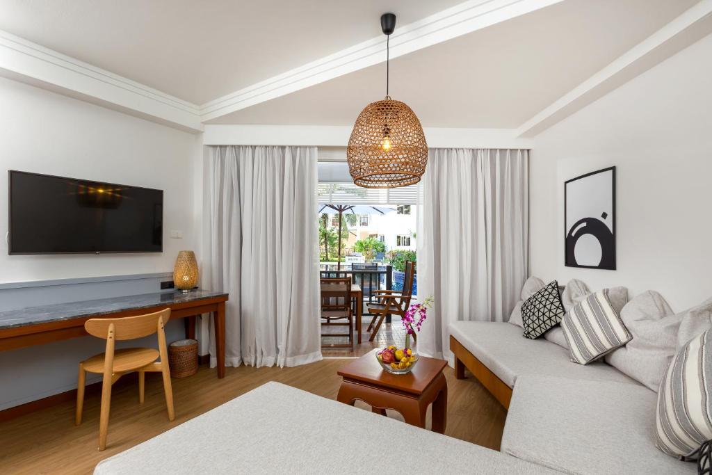 10 Nights in Thailand's Triple Center Holiday deal with Breakfast Basis, Starting From £1,399 pp