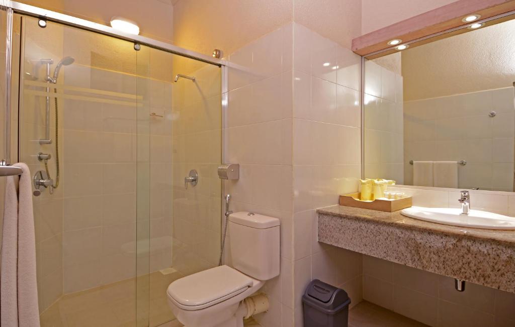 10 Nights Holiday Deal for Adaaran Club Rannalhi & Holiday Inn Singapore Atrium with Classic Ocean View Room, Starting from £ 2,099 PP