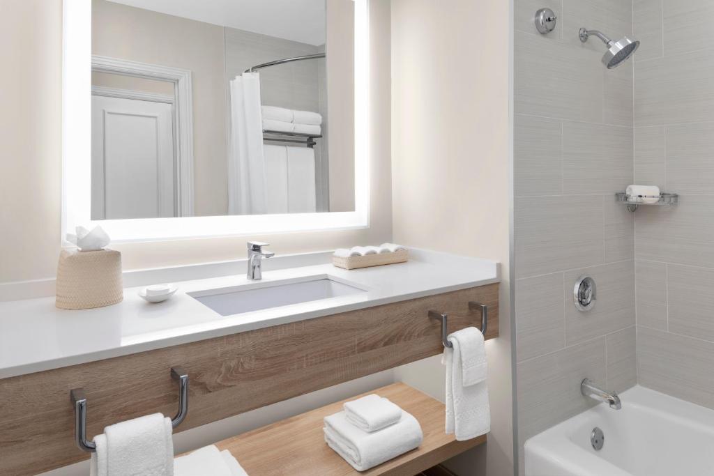 10 nights Holiday Deal in Orlando & Nassau Bahamas on Room Only Basis, Starting from £ 4699 Per Family