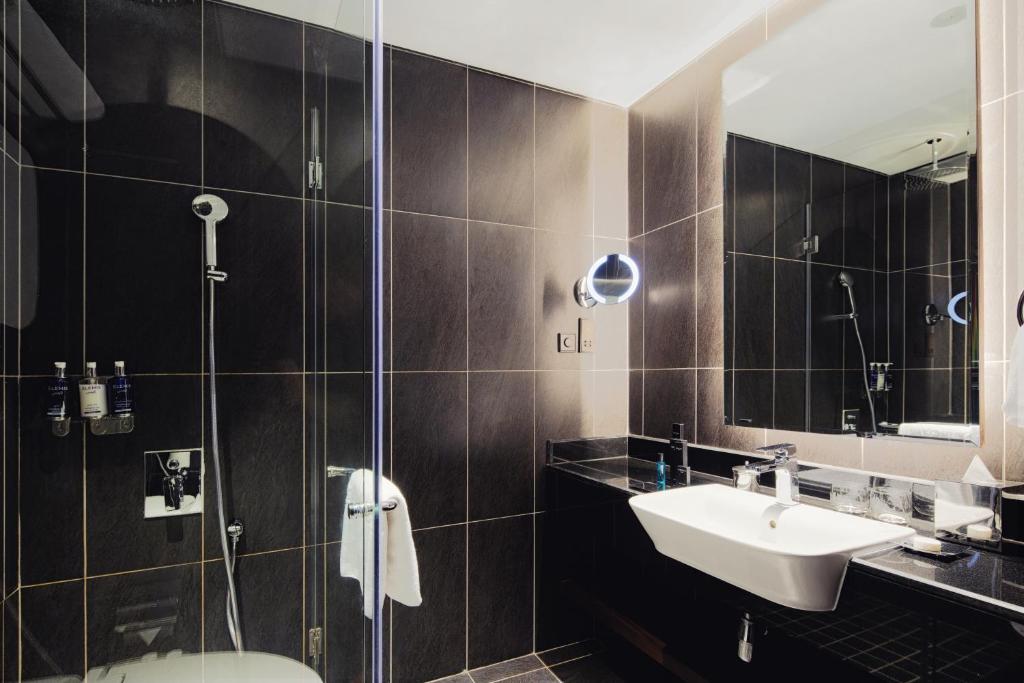 03 Nights Holiday Deal for ANANTARA THE PALM DUBAI RESORT With DELUXE LAGOON VIEW & Half Board starting from £ 2299 Per Family