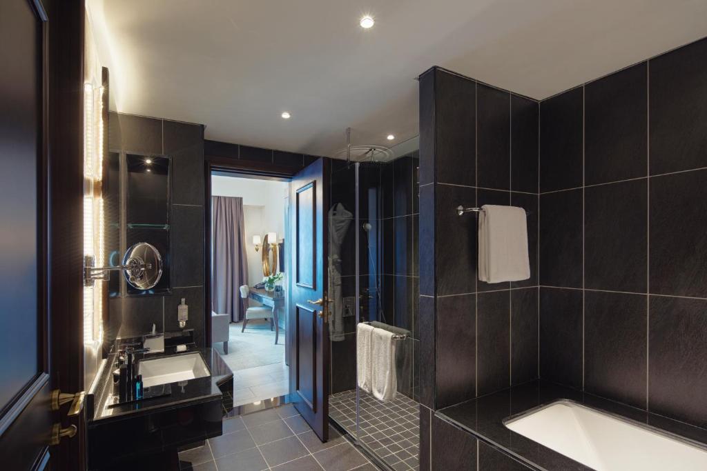 03 Nights Holiday Deal for ANANTARA THE PALM DUBAI RESORT With DELUXE LAGOON VIEW & Half Board starting from £ 2299 Per Family