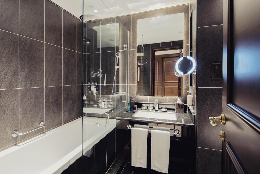 03 Nights Holiday Deal for ANANTARA THE PALM DUBAI RESORT With DELUXE LAGOON VIEW & Half Board starting from £ 2299 Per Family