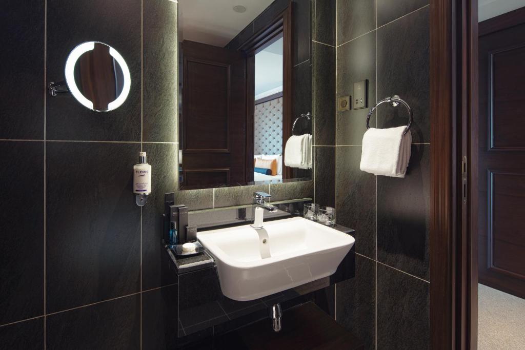 03 Nights Holiday Deal for ANANTARA THE PALM DUBAI RESORT With DELUXE LAGOON VIEW & Half Board starting from £ 2299 Per Family