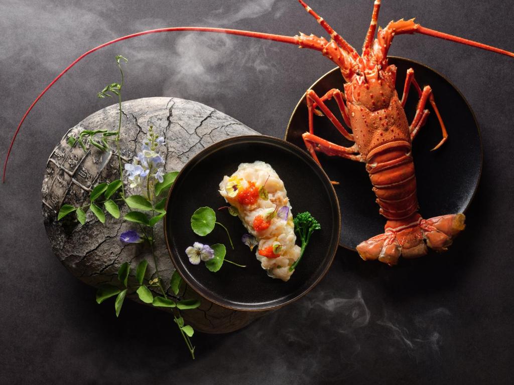 10 Nights Holiday Deal for Adaaran Club Rannalhi & Holiday Inn Singapore Atrium with Classic Ocean View Room, Starting from £ 2,099 PP