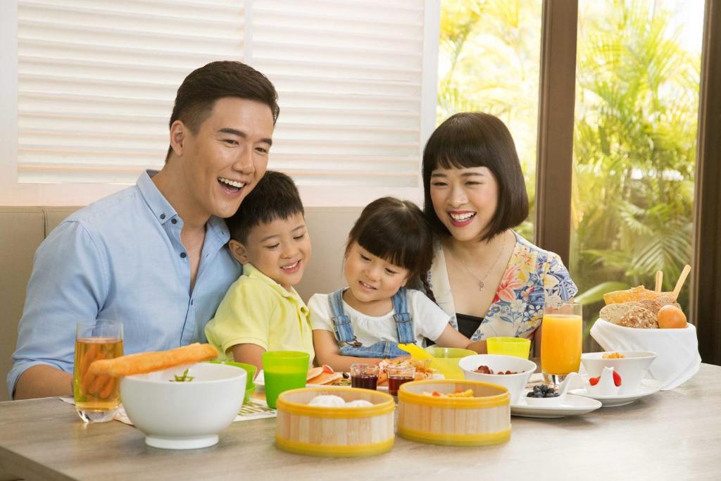 10 Nights Holiday Deal for Adaaran Club Rannalhi & Holiday Inn Singapore Atrium with Classic Ocean View Room, Starting from £ 2,099 PP