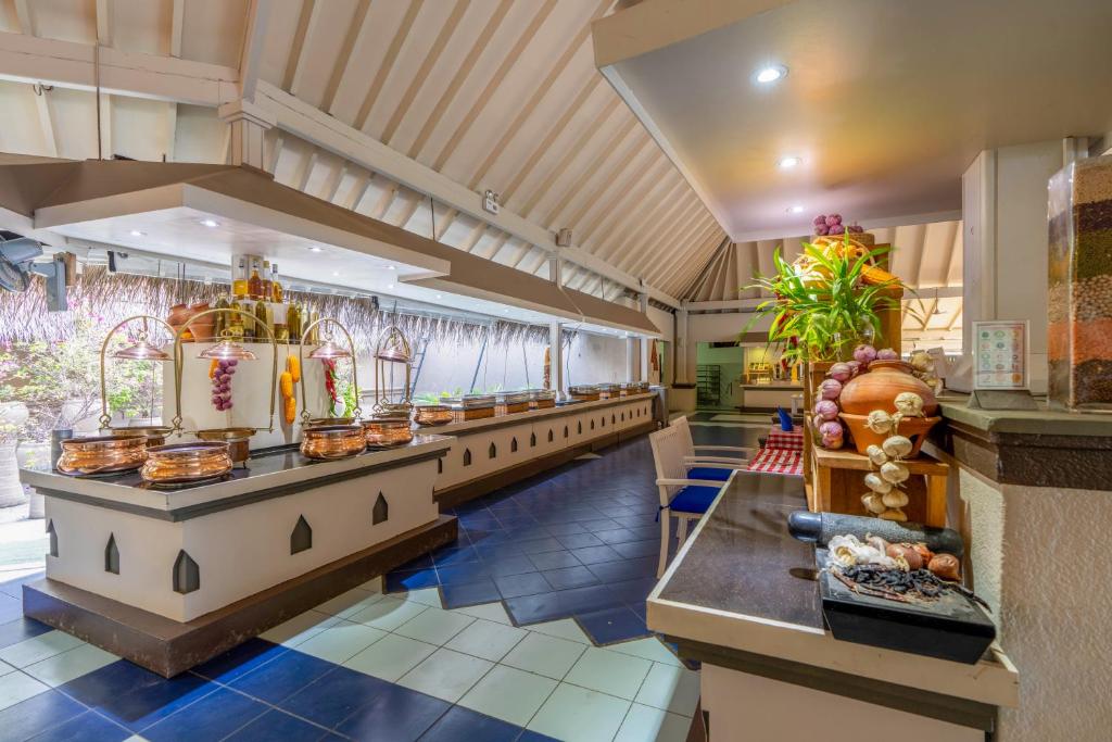 10 Nights Holiday Deal for Adaaran Club Rannalhi & Holiday Inn Singapore Atrium with Classic Ocean View Room, Starting from £ 2,099 PP