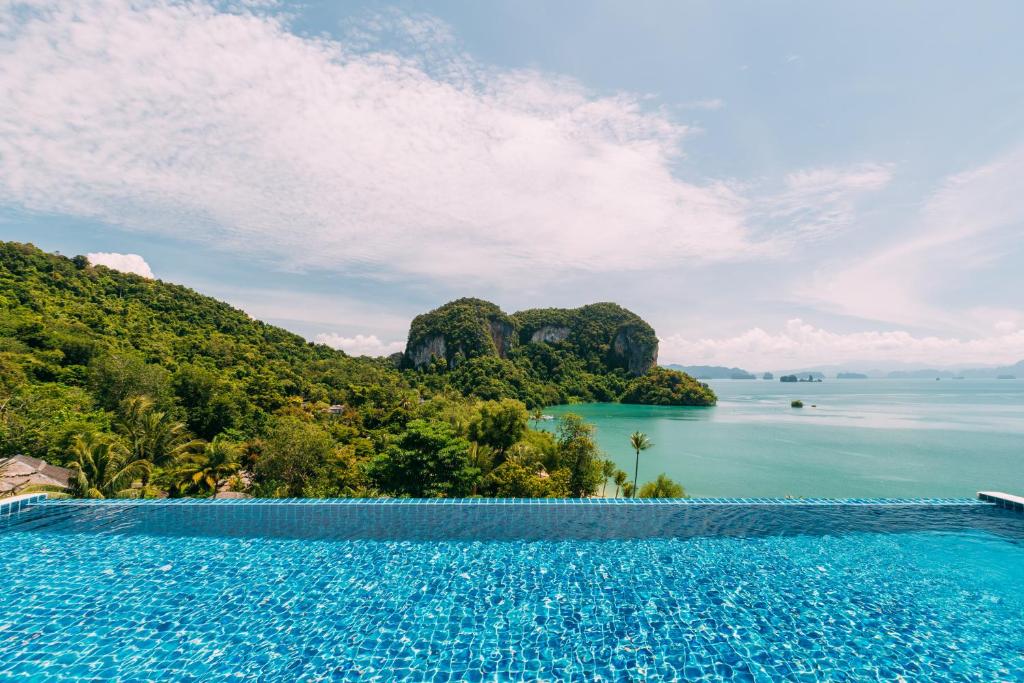10 Nights in Thailand's Triple Center Holiday deal with Breakfast Basis, Starting From £1,399 pp
