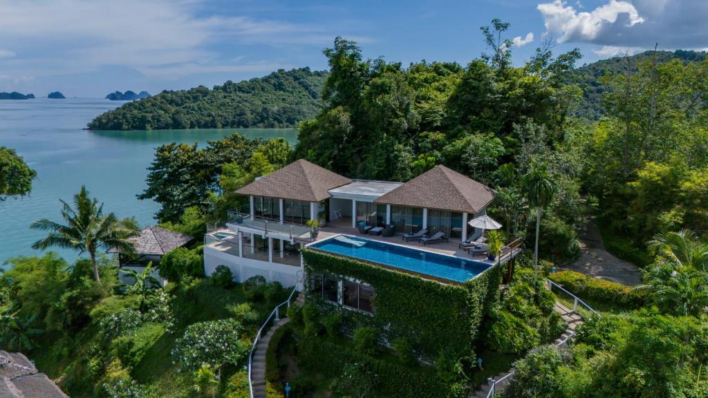 10 Nights in Thailand's Triple Center Holiday deal with Breakfast Basis, Starting From £1,399 pp