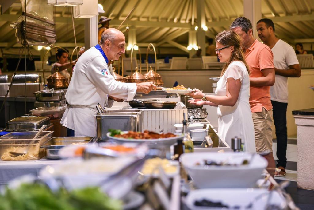 10 Nights Holiday Deal for Adaaran Club Rannalhi & Holiday Inn Singapore Atrium with Classic Ocean View Room, Starting from £ 2,099 PP