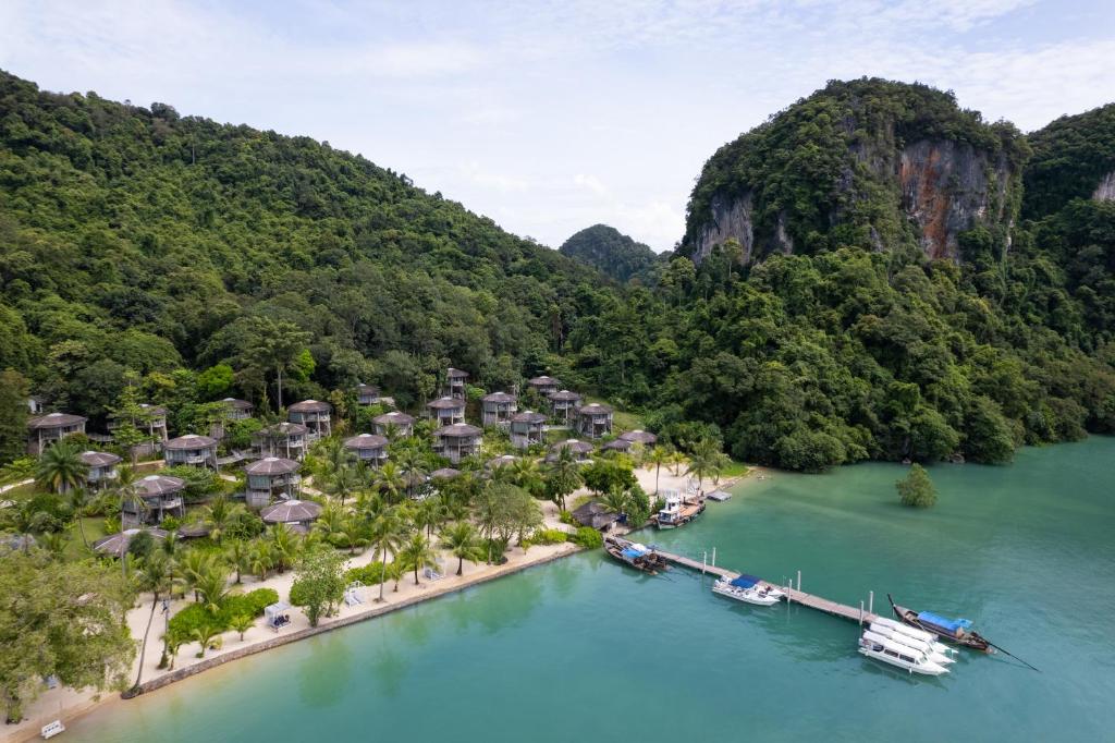 10 Nights in Thailand's Triple Center Holiday deal with Breakfast Basis, Starting From £1,399 pp