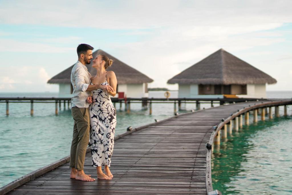 10 Nights Holiday Deal for Adaaran Club Rannalhi & Holiday Inn Singapore Atrium with Classic Ocean View Room, Starting from £ 2,099 PP