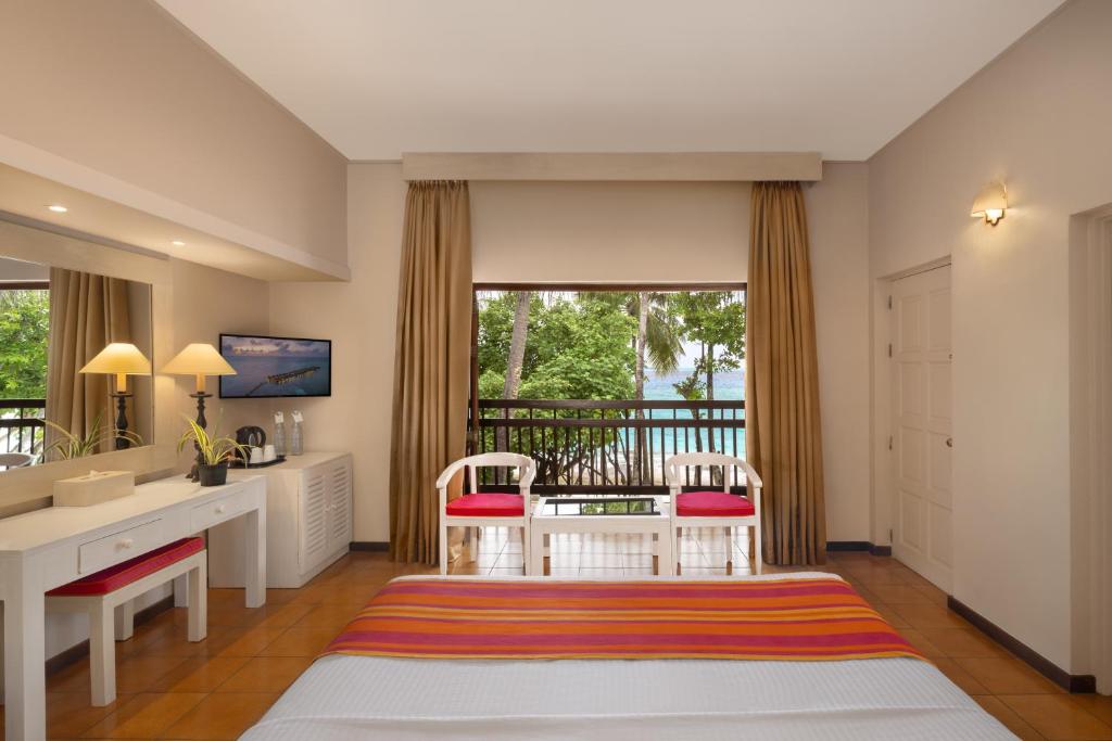 10 Nights Holiday Deal for Adaaran Club Rannalhi & Holiday Inn Singapore Atrium with Classic Ocean View Room, Starting from £ 2,099 PP